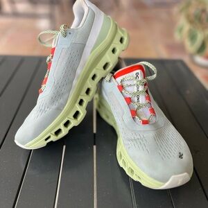 On Cloudmonster women’s size 9